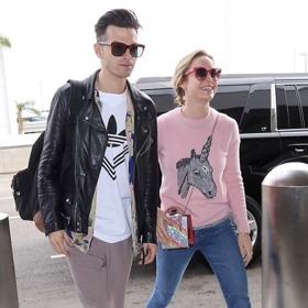 Brie Larson ve svetru Coach Brie Larson ve svetru Coach