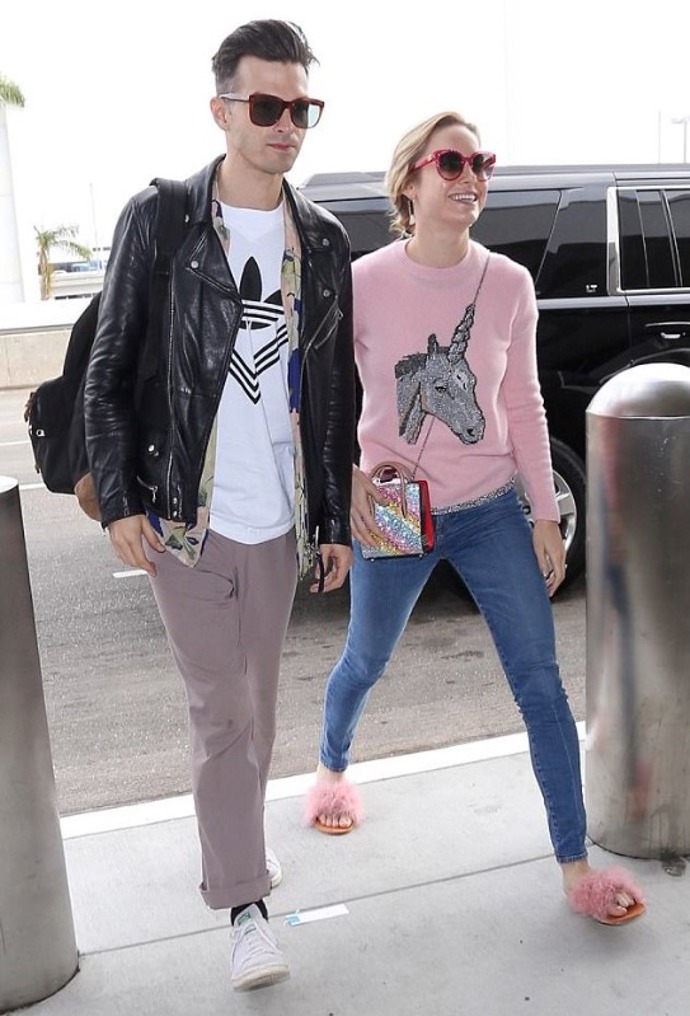 Brie Larson ve svetru Coach