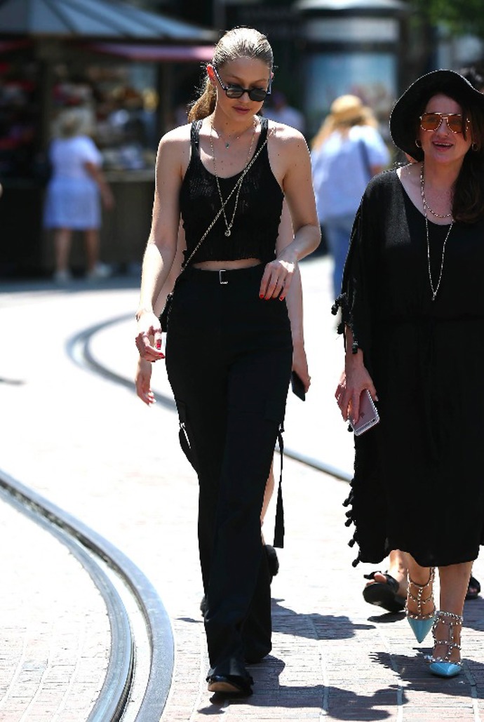Crop top na 10 způsobů podle Gigi
