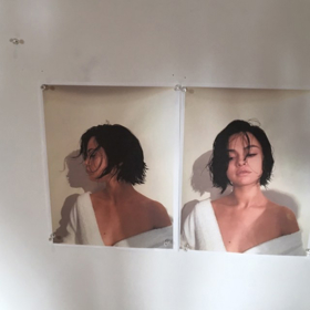 Krátké tmavé mikádo zpěvačky Seleny Gomez je dokonale sexy. Krátké tmavé mikádo zpěvačky Seleny Gomez je dokonale sexy.