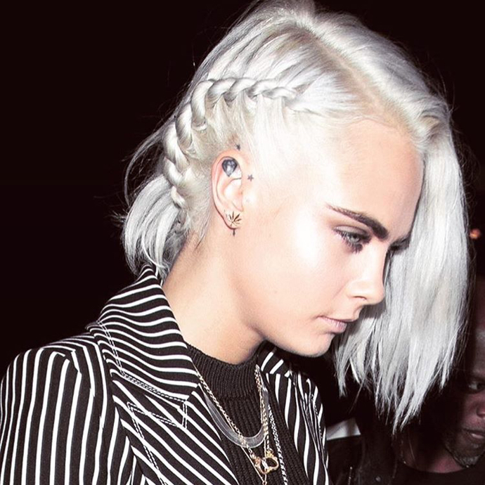 Bílé vlasy a cop na straně jako má modelka Cara Delevingne? Proč ne?