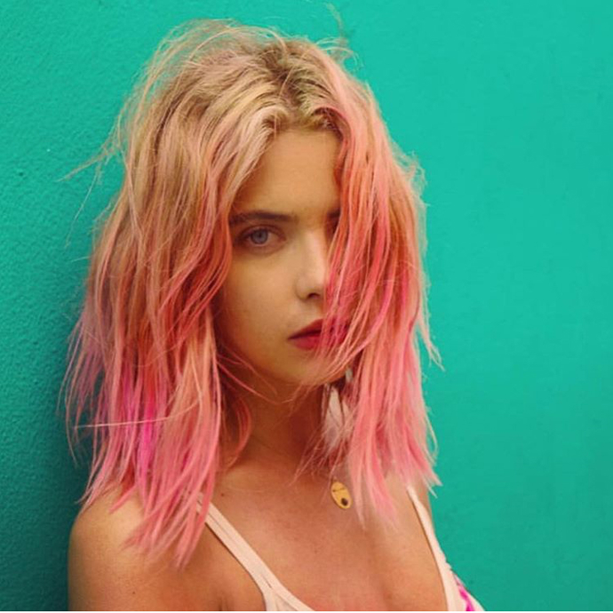 Proč nezkusit růžové ombre jako má herečka Ashley Benson?