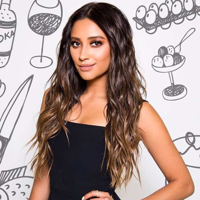 Na léto jsou skvělé i dlouhé vlnité vlasy, jako má herečka Shay Mitchell. Připravte si hodně sea salt spreje, vlasy zamotejte do malých drdůlků a vyfoukejte fénem.