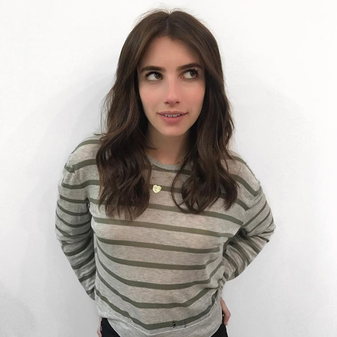 Herečka Emma Roberts si nechala vlasy zkrátit a ztmavit. Svěží look na každý den.