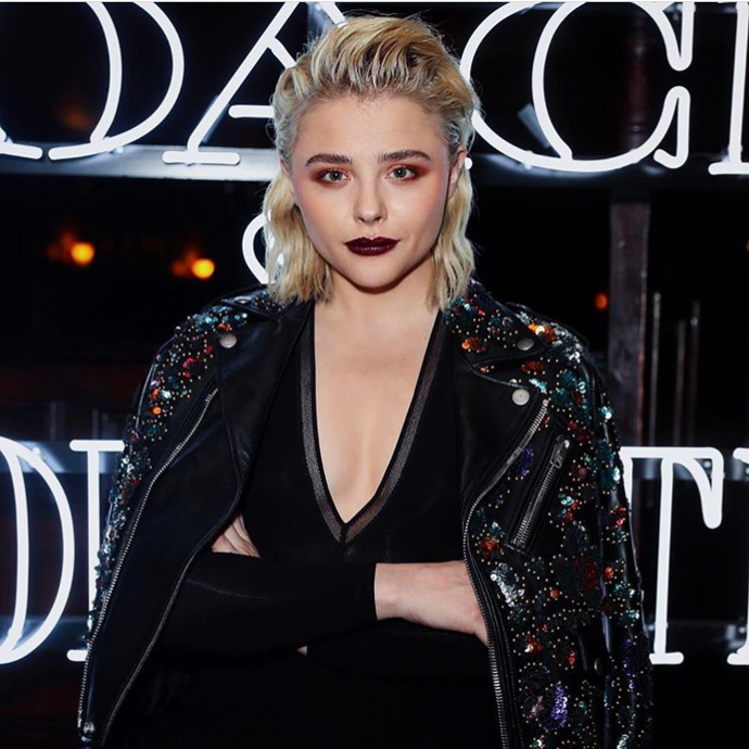 Sčešte vlasy dozadu s gelem a staňte se v létě grunge královnou jako herečka Chloe Grace Moretz.