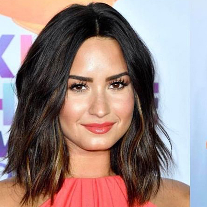 Vlasy po ramena jako má zpěvačka Demi Lovato jsou trendy a lehké na úpravu.