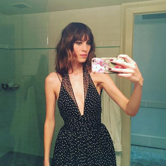 Je potřeba znovu zmiňovat, že vlasy po ramena a ofina jako má modelka Alexa Chung jsou teď nejvíc v kurzu? 