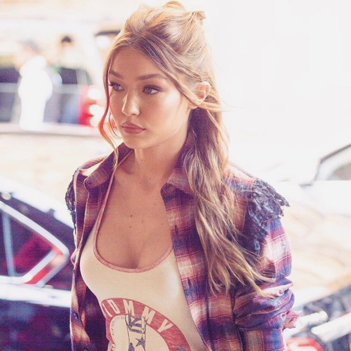 Modelka Gigi Hadid vyřešila, co v létě s dlouhými vlasy.