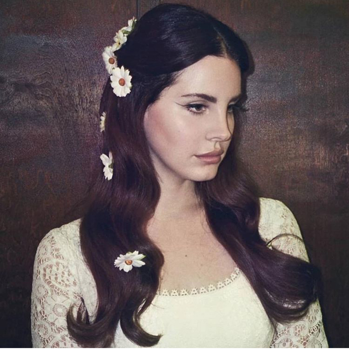 I malá změna je skvělá. Přidejte do svého účesu jen kytičky jako zpěvačka Lana Del Rey. Zamilujete si to!