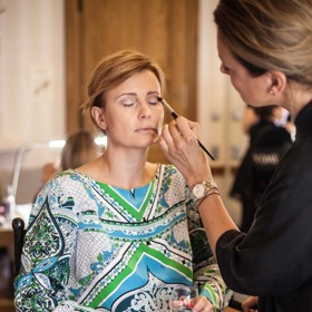 Jitka Schneiderová s šampaňským Mumm. 