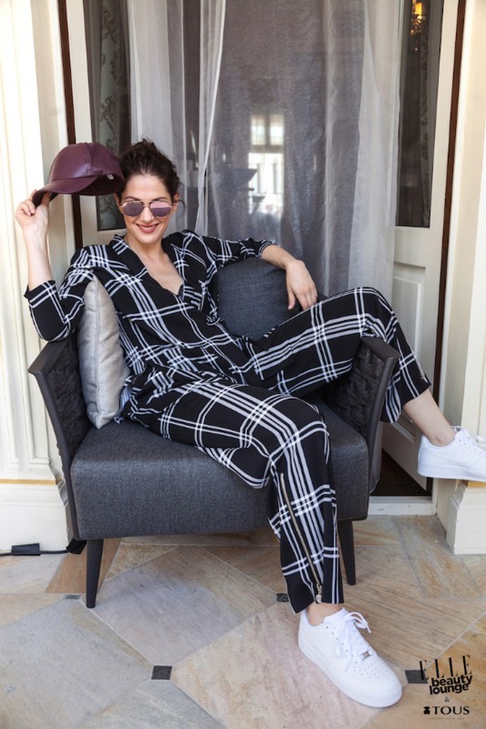Výsledný outfit Kláry Issové, overal Lindex, boty Nike, brýle Komono