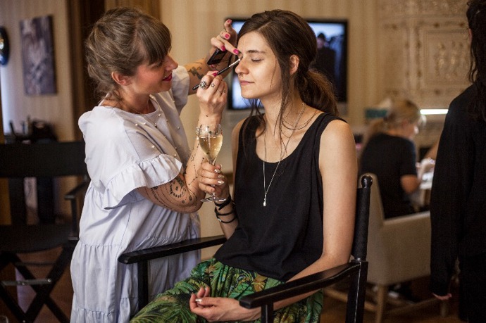 Blogerka Hannah Saleh u make-up artistky Báry Bezděkové se sklenkou šampaňského Mumm 