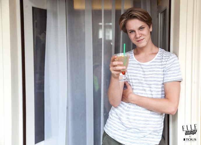 Zdeněk Piškula pije drink z Cointreau