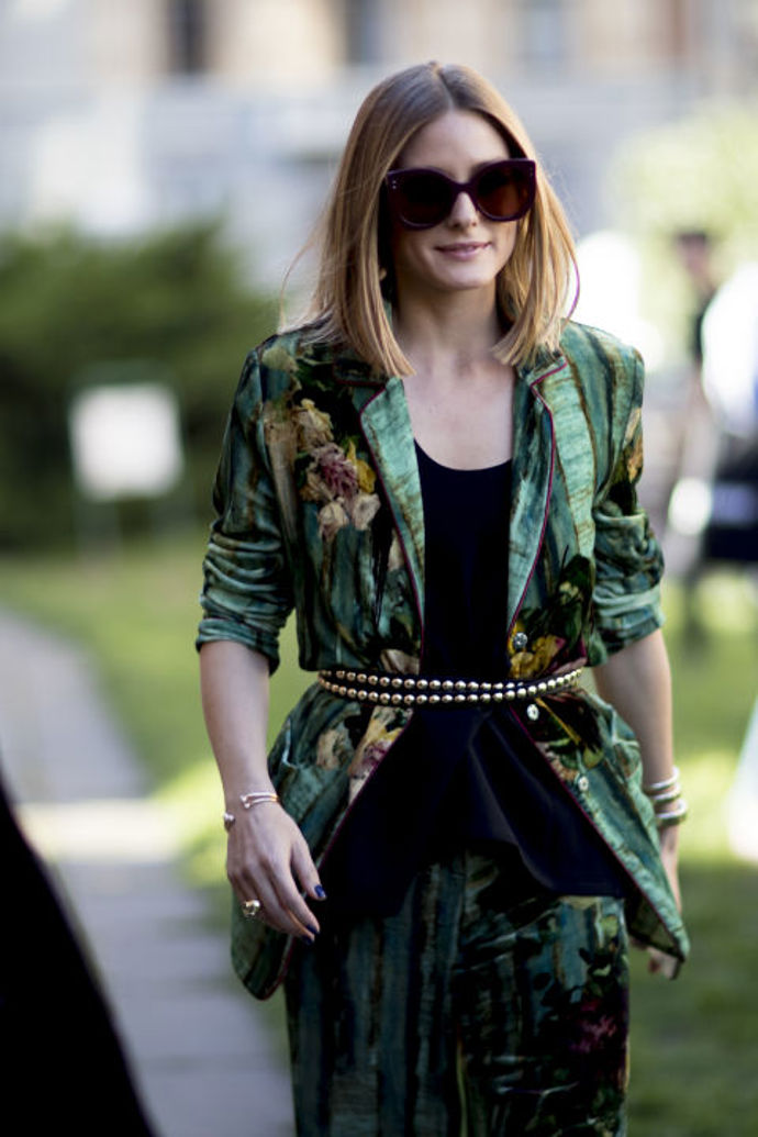 Jak z pánsky laděného saka udělat hodně ženskou záležitost? Zkombinujte se sukní a přepásejte úzkým páskem jako Olivia Palermo.