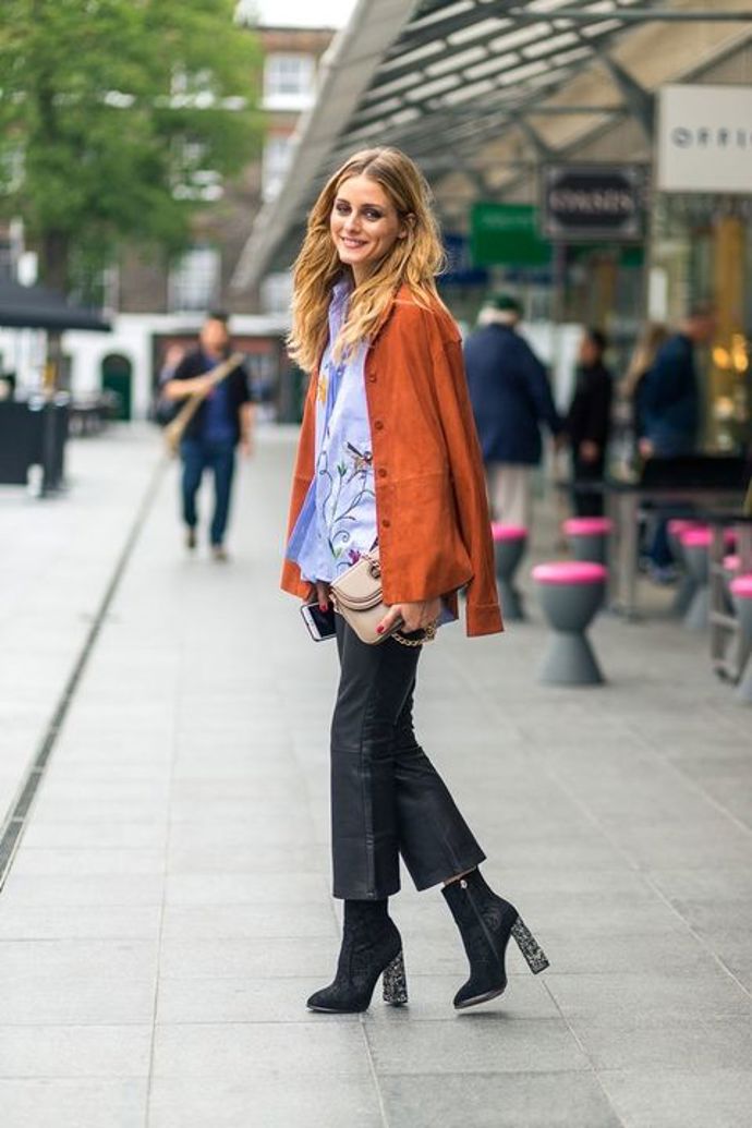 Olivia Palermo je šik za každé situace a ukazuje, že i široké rovné kalhoty si s kotníčkovými botami dost rozumí.