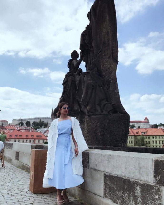 Poznáváte? Priyanka se nedávno prošla i na Karlově mostě v Praze.