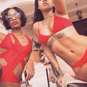 zpvačka Rihanna s kamarádkou zpvačka Rihanna s kamarádkou