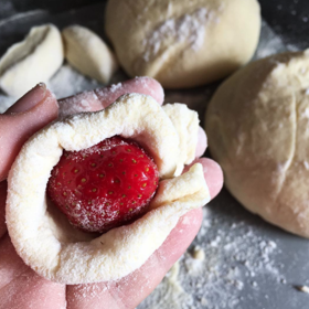Food trend: #jahodoveknedliky Food trend: #jahodoveknedliky