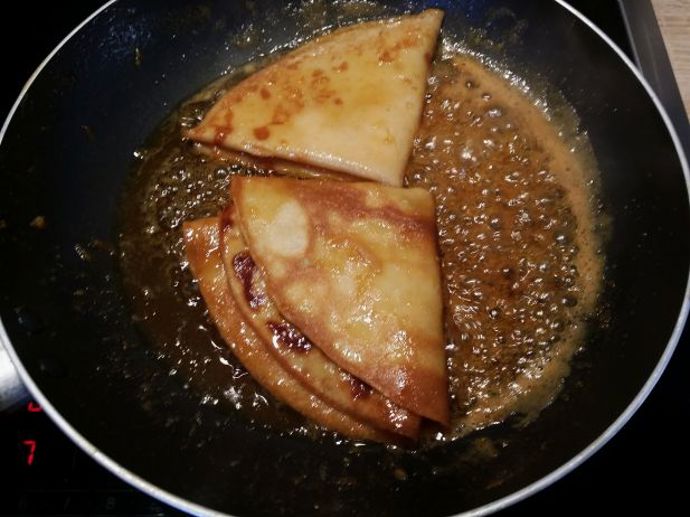 Vložte 2 přepůlené palačinky, nechte je nasáknout šťávou, složte do trojúhelníku a podávejte.
