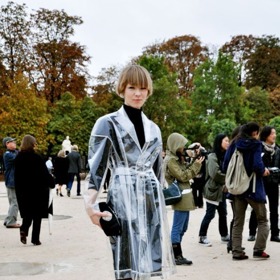 Průsvitný kabát podle street style hvězd Průsvitný kabát podle street style hvězd