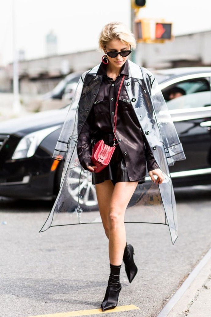 Průsvitný kabát podle street style hvězd