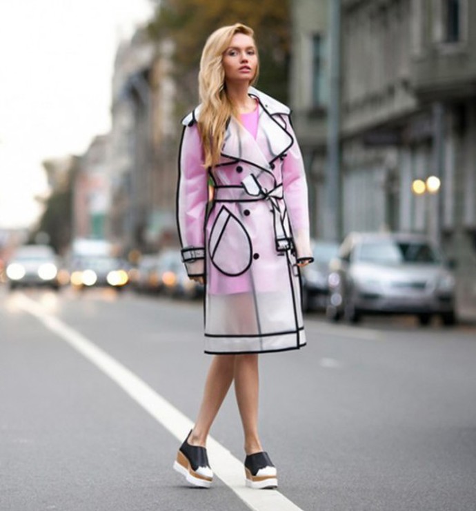 Průsvitný kabát podle street style hvězd