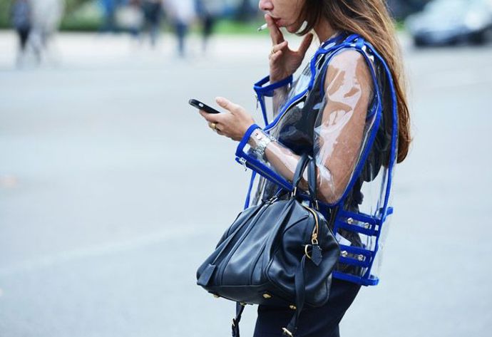 Průsvitný kabát podle street style hvězd
