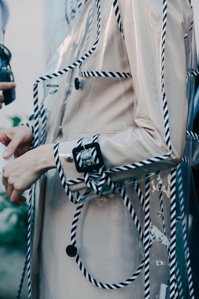 Průsvitný kabát podle street style hvězd