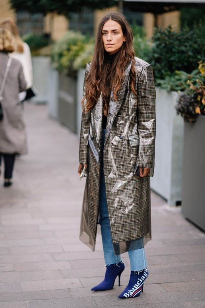 Průsvitný kabát podle street style hvězd