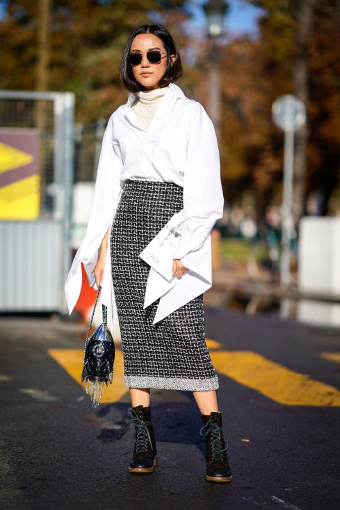 Skvělou variantou na zimu je navrstvit pod polorozepnutou košili jemný svetr s rolákem. Stoprocentní elegance, ve které vám zima nebude.