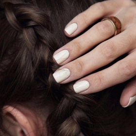 Čistý minimalismus

I když nemáte náladu na nail art, sáhněte po lahvičce s bílým lakem a nalakujte si nehty pouze jím. Navrh přidejte top coat se sametově matným finišem.
