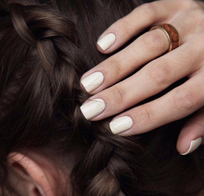 Čistý minimalismus

I když nemáte náladu na nail art, sáhněte po lahvičce s bílým lakem a nalakujte si nehty pouze jím. Navrh přidejte top coat se sametově matným finišem.
