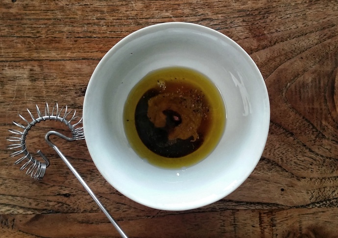 V misce smíchejte ingredience na zálivku.
