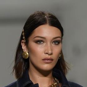 Bella Hadid na přehlídce Versace
