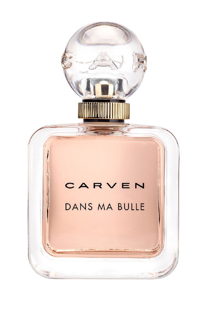 CARVEN DANS MA BULLE
To novinka od Carven obsahuje mnohem více ingrediencí. Jeden kontrast vedle druhého. Dans Ma Bulle představuje roztomilý doplněk plný sladkého ovoce, vanilky a cukru. Ale není tak sladký, jak by se mohlo na prvního pohled zdát, protože dominantní ingrediencí je pačule, tak typická pro pánské vůně, zejména ty ze 70. let. Trochu pudrová, trochu orientální, trochu květinová. Vyzkoušejte na vlastní kůži, která tvář této vůně je vám nejbližší.
CARVEN DANS MA BULLE
To novinka od Carven obsahuje mnohem více ingrediencí. Jeden kontrast vedle druhého. Dans Ma Bulle představuje roztomilý doplněk plný sladkého ovoce, vanilky a cukru. Ale není tak sladký, jak by se mohlo na prvního pohled zdát, protože dominantní ingrediencí je pačule, tak typická pro pánské vůně, zejména ty ze 70. let. Trochu pudrová, trochu orientální, trochu květinová. Vyzkoušejte na vlastní kůži, která tvář této vůně je vám nejbližší.