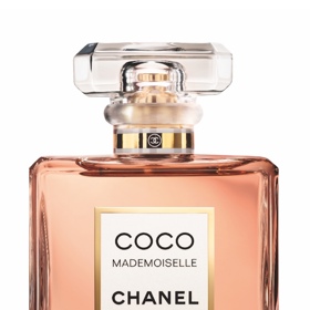 CHANEL COCO MADEMOISELLE EAU DE PARFUM INTENSE

Nejnovější novinka módního domu Chanel navazuje na nejžádanější vůni poslední dekády. Pokud si myslíte, že znáte Coco Mademoiselle ještě líp než svoje vlastní boty, její nová podoba vás překvapí. Olivier Polge bestseller svého otce přepracoval tak, aby maximálně vynikly sexy tóny pačule, tonka fazolí a vanilky. Je výraznější a přitom se snadno nosí. Na rozdíl od své původní verze není pudrová, ale krásně jiskřivá. 
