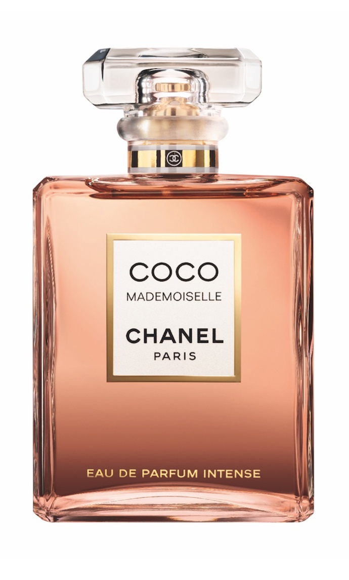 CHANEL COCO MADEMOISELLE EAU DE PARFUM INTENSE
Nejnovější novinka módního domu Chanel navazuje na nejžádanější vůni poslední dekády. Pokud si myslíte, že znáte Coco Mademoiselle ještě líp než svoje vlastní boty, její nová podoba vás překvapí. Olivier Polge bestseller svého otce přepracoval tak, aby maximálně vynikly sexy tóny pačule, tonka fazolí a vanilky. Je výraznější a přitom se snadno nosí. Na rozdíl od své původní verze není pudrová, ale krásně jiskřivá.
CHANEL COCO MADEMOISELLE EAU DE PARFUM INTENSE
Nejnovější novinka módního domu Chanel navazuje na nejžádanější vůni poslední dekády. Pokud si myslíte, že znáte Coco Mademoiselle ještě líp než svoje vlastní boty, její nová podoba vás překvapí. Olivier Polge bestseller svého otce přepracoval tak, aby maximálně vynikly sexy tóny pačule, tonka fazolí a vanilky. Je výraznější a přitom se snadno nosí. Na rozdíl od své původní verze není pudrová, ale krásně jiskřivá.