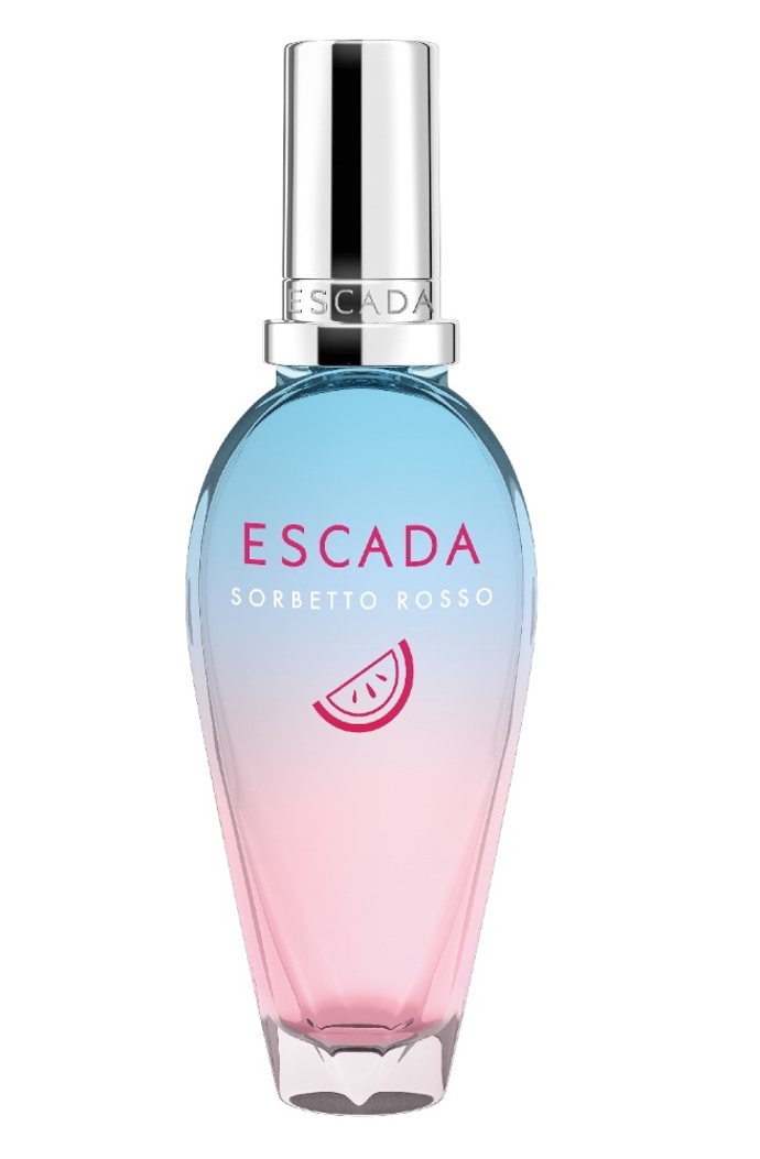 ESCADA SORBETTO ROSSO
U Escady jsme si zvykli, že na každé léto přináší novou, výrazně sladkou vůni. Ani rok 2018 není žádnou výjimkou. Sorbetto Rosso už podle názvu napovídá, že je inspirovaná Středomořím a italskou riviérou. Meloun se tu mísí s mořskými akordy, hruška se solí, citrusy s čokoládovými pralinkami. Máte chuť na pravé italské prázdniny?
ESCADA SORBETTO ROSSO
U Escady jsme si zvykli, že na každé léto přináší novou, výrazně sladkou vůni. Ani rok 2018 není žádnou výjimkou. Sorbetto Rosso už podle názvu napovídá, že je inspirovaná Středomořím a italskou riviérou. Meloun se tu mísí s mořskými akordy, hruška se solí, citrusy s čokoládovými pralinkami. Máte chuť na pravé italské prázdniny?