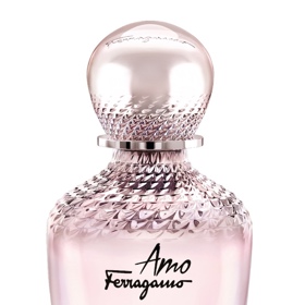 AMO FERRAGAMO

Italský dům Salvatore Ferragamo míří na mladou klientelu, najal si krásnou Suki Waterhouse a parfemářku Marie Salamagne. Výsledek je sladce sexy Amo, vůně založená na typických italských ingrediencích v čele s campari. Marie nešetřila ani s vanilkou, rebarborou a černým rybízem. Máte-li rádi sladší a lehké vůně, Amo Ferragamo je přesně pro vás.
