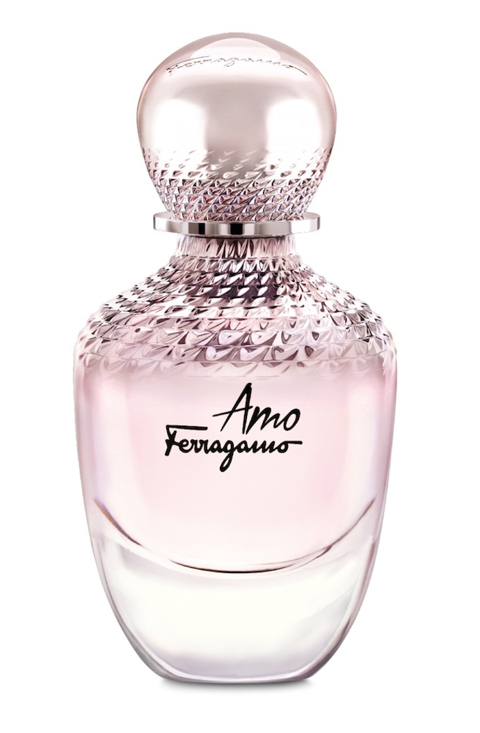 AMO FERRAGAMO
Italský dům Salvatore Ferragamo míří na mladou klientelu, najal si krásnou Suki Waterhouse a parfemářku Marie Salamagne. Výsledek je sladce sexy Amo, vůně založená na typických italských ingrediencích v čele s campari. Marie nešetřila ani s vanilkou, rebarborou a černým rybízem. Máte-li rádi sladší a lehké vůně, Amo Ferragamo je přesně pro vás.
AMO FERRAGAMO
Italský dům Salvatore Ferragamo míří na mladou klientelu, najal si krásnou Suki Waterhouse a parfemářku Marie Salamagne. Výsledek je sladce sexy Amo, vůně založená na typických italských ingrediencích v čele s campari. Marie nešetřila ani s vanilkou, rebarborou a černým rybízem. Máte-li rádi sladší a lehké vůně, Amo Ferragamo je přesně pro vás.
