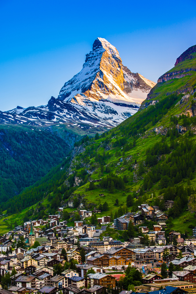 ZERMATT
Ve výšce 1600 metrů na mořem, s výhledem na majestátní Matterhorn, leží švýcarské městečko Zermatt. Průměrné teploty tady nepřekračují 20 stupňů a nikdy se tu nebudete nudit. Je to vyhledávané lyžařské, horolezecké i turistické centrum, takže pokud milujete hory, tohle je místo přesně pro vás. Skvěle si zalyžujete i v dubnu a mimo sezonu vám tu nehrozí žádné fronty na vlek ani v baru na drink. Značka ideál.
ZERMATT
Ve výšce 1600 metrů na mořem, s výhledem na majestátní Matterhorn, leží švýcarské městečko Zermatt. Průměrné teploty tady nepřekračují 20 stupňů a nikdy se tu nebudete nudit. Je to vyhledávané lyžařské, horolezecké i turistické centrum, takže pokud milujete hory, tohle je místo přesně pro vás. Skvěle si zalyžujete i v dubnu a mimo sezonu vám tu nehrozí žádné fronty na vlek ani v baru na drink. Značka ideál.