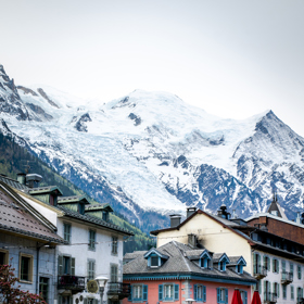 CHAMONIX-MONT-BLANC
Na úpatí Mont Blancu v Horním Savojsku vás to bude bavit, ať už milujete lyžování nebo se rádi jen tak procházíte. Malé město ve východní Francii je tak krásné, že se vám odsud nebude chtít odjet. Jen těch fotek, co tu uděláte! I na jaře se tu dají sjíždět kopce a přitom tu bývá dost teplo na to, abyste si ten výhled z údolí pořádně užili se sklenkou vína v ruce pod širým nebem. Ideální na romantický víkend nebo holčičí party.
CHAMONIX-MONT-BLANC
Na úpatí Mont Blancu v Horním Savojsku vás to bude bavit, ať už milujete lyžování nebo se rádi jen tak procházíte. Malé město ve východní Francii je tak krásné, že se vám odsud nebude chtít odjet. Jen těch fotek, co tu uděláte! I na jaře se tu dají sjíždět kopce a přitom tu bývá dost teplo na to, abyste si ten výhled z údolí pořádně užili se sklenkou vína v ruce pod širým nebem. Ideální na romantický víkend nebo holčičí party.