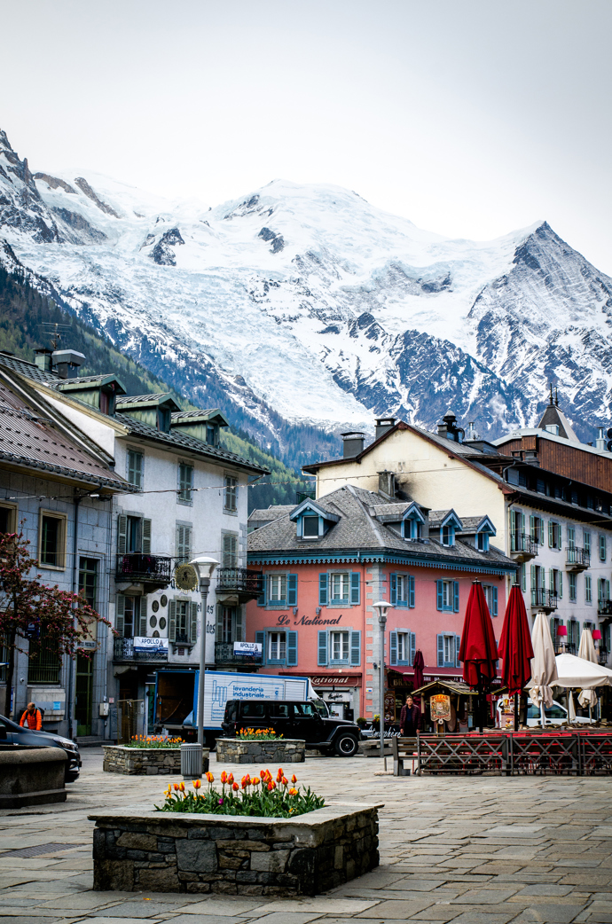 CHAMONIX-MONT-BLANC
Na úpatí Mont Blancu v Horním Savojsku vás to bude bavit, ať už milujete lyžování nebo se rádi jen tak procházíte. Malé město ve východní Francii je tak krásné, že se vám odsud nebude chtít odjet. Jen těch fotek, co tu uděláte! I na jaře se tu dají sjíždět kopce a přitom tu bývá dost teplo na to, abyste si ten výhled z údolí pořádně užili se sklenkou vína v ruce pod širým nebem. Ideální na romantický víkend nebo holčičí party.
CHAMONIX-MONT-BLANC
Na úpatí Mont Blancu v Horním Savojsku vás to bude bavit, ať už milujete lyžování nebo se rádi jen tak procházíte. Malé město ve východní Francii je tak krásné, že se vám odsud nebude chtít odjet. Jen těch fotek, co tu uděláte! I na jaře se tu dají sjíždět kopce a přitom tu bývá dost teplo na to, abyste si ten výhled z údolí pořádně užili se sklenkou vína v ruce pod širým nebem. Ideální na romantický víkend nebo holčičí party.