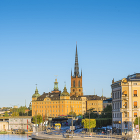 STOCKHOLM
Tady vám nuda v žádném případě nehrozí. Ať se do švédské metropole vypravíte sami, ve dvou nebo třeba s celou partou. Vezměte si pohodlné tenisky a externí nabíječku na telefon, protože budete hodně fotit. Kolem přístavu, v královském paláci i v uličkách. Centrum je plné muzeí, takže určitě nevynechejte Muzeum tance (jediné svého druhu), Fotografisku a taky ostrov Djurgården. Tam najdete Vasa Museum, Gröna Lund a Abba muzeum, kde si to rozhodně užijete. Ve Stockholmu se taky skvěle nakupuje. Kromě místních módních značek jako Acne Studios a high streetových řetězců Lindex a H&M, tu seženete spoustu skvělé lokální kosmetiky.
STOCKHOLM
Tady vám nuda v žádném případě nehrozí. Ať se do švédské metropole vypravíte sami, ve dvou nebo třeba s celou partou. Vezměte si pohodlné tenisky a externí nabíječku na telefon, protože budete hodně fotit. Kolem přístavu, v královském paláci i v uličkách. Centrum je plné muzeí, takže určitě nevynechejte Muzeum tance (jediné svého druhu), Fotografisku a taky ostrov Djurgården. Tam najdete Vasa Museum, Gröna Lund a Abba muzeum, kde si to rozhodně užijete. Ve Stockholmu se taky skvěle nakupuje. Kromě místních módních značek jako Acne Studios a high streetových řetězců Lindex a H&M, tu seženete spoustu skvělé lokální kosmetiky.