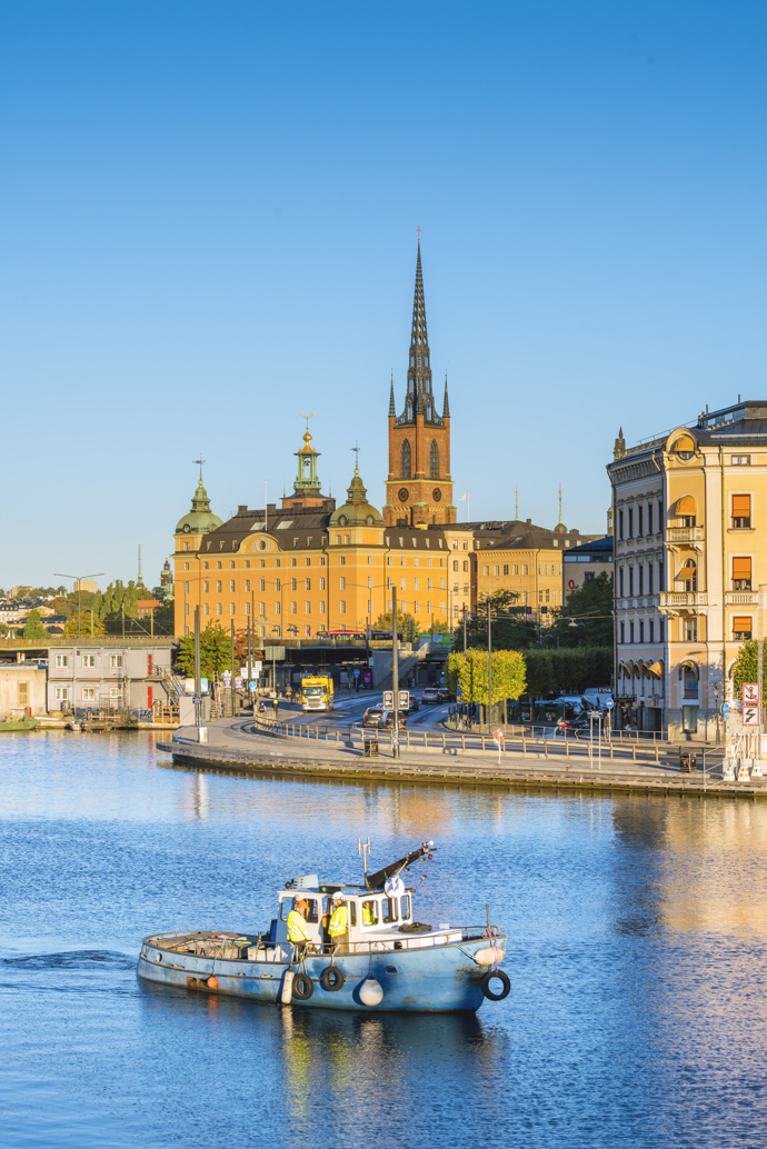 STOCKHOLM
Tady vám nuda v žádném případě nehrozí. Ať se do švédské metropole vypravíte sami, ve dvou nebo třeba s celou partou. Vezměte si pohodlné tenisky a externí nabíječku na telefon, protože budete hodně fotit. Kolem přístavu, v královském paláci i v uličkách. Centrum je plné muzeí, takže určitě nevynechejte Muzeum tance (jediné svého druhu), Fotografisku a taky ostrov Djurgården. Tam najdete Vasa Museum, Gröna Lund a Abba muzeum, kde si to rozhodně užijete. Ve Stockholmu se taky skvěle nakupuje. Kromě místních módních značek jako Acne Studios a high streetových řetězců Lindex a H&M, tu seženete spoustu skvělé lokální kosmetiky.
STOCKHOLM
Tady vám nuda v žádném případě nehrozí. Ať se do švédské metropole vypravíte sami, ve dvou nebo třeba s celou partou. Vezměte si pohodlné tenisky a externí nabíječku na telefon, protože budete hodně fotit. Kolem přístavu, v královském paláci i v uličkách. Centrum je plné muzeí, takže určitě nevynechejte Muzeum tance (jediné svého druhu), Fotografisku a taky ostrov Djurgården. Tam najdete Vasa Museum, Gröna Lund a Abba muzeum, kde si to rozhodně užijete. Ve Stockholmu se taky skvěle nakupuje. Kromě místních módních značek jako Acne Studios a high streetových řetězců Lindex a H&M, tu seženete spoustu skvělé lokální kosmetiky.