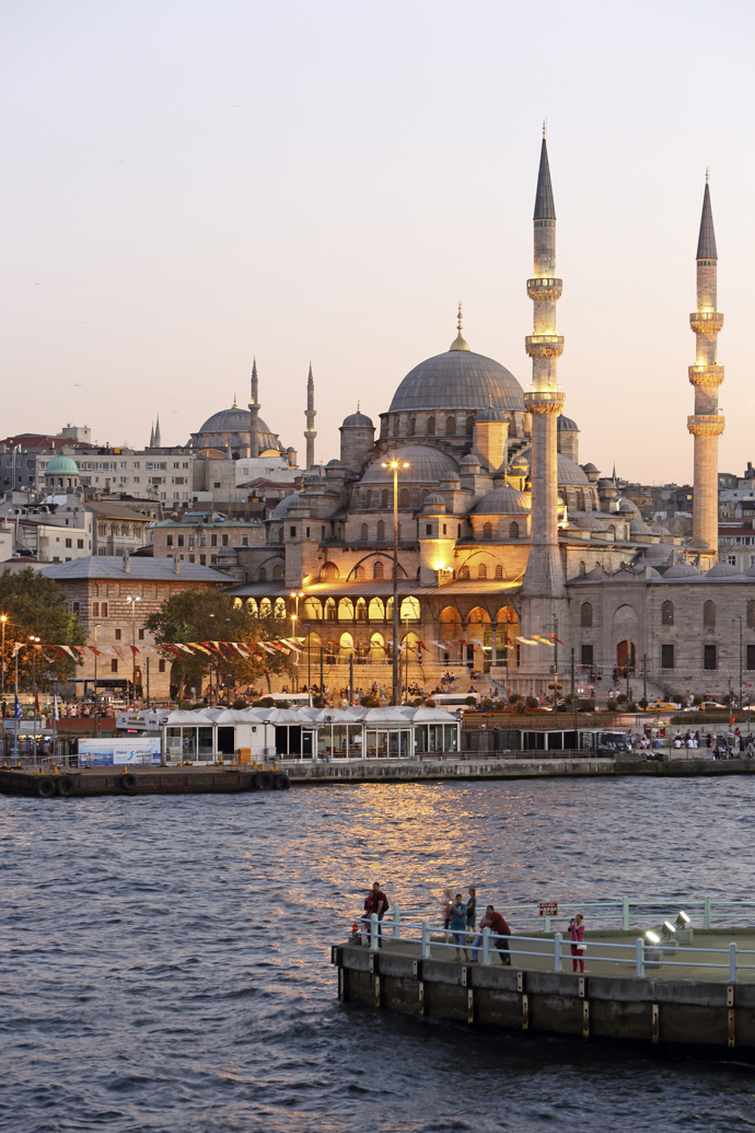 ISTANBUL
Metropole ležící na obou kontinentech, to je Istanbul. Kosmopolitní město, které nikdy nespí. Jaro je pro jeho návštěvu naprosto ideální, protože teploty zůstávají maximálně příjemné. Kromě historických památek a hlučných trhů tady najdete spoustu galerií s moderním uměním i nočních klubů. Hledáte-li hlavně zábavu a různorodou společnost, tady se vám bude hodně líbit.
ISTANBUL
Metropole ležící na obou kontinentech, to je Istanbul. Kosmopolitní město, které nikdy nespí. Jaro je pro jeho návštěvu naprosto ideální, protože teploty zůstávají maximálně příjemné. Kromě historických památek a hlučných trhů tady najdete spoustu galerií s moderním uměním i nočních klubů. Hledáte-li hlavně zábavu a různorodou společnost, tady se vám bude hodně líbit.