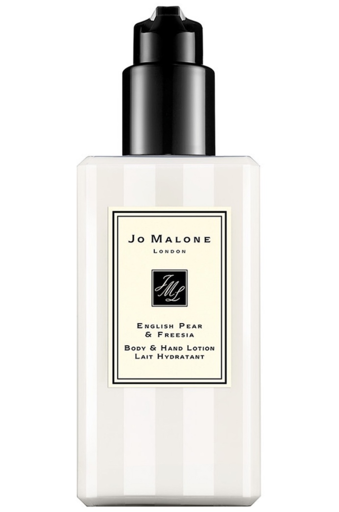 Krémové mýdlo na tělo a ruce English Pear & Fressia s vůní hrušek a frézií, Jo Malone London, prodává Douglas za 1100 Kč
