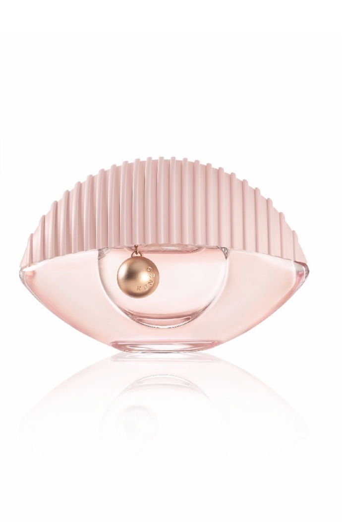 KENZO WORLD EAU DE TOILETTE
Taky Kenzo World se představuje ve formě toaletní vody, kterou poznáte podle matně růžového flakonu ve tvaru oka. Francis Kurkdjian smíchal mandlové květy s pivoňkou, hruškami a pudrovými nótami. Stejně jako všechny Kenzo vůně, i tato není pro každého. Buď jí milujete nebo nenávidíte. Silné emoce vyvolá toaletní voda ve vás i vašem okolí. Bude se vám chtít tancovat, milovat se a ještě u toho být pořádně vidět. Jste připraveni ovládnout svět?
KENZO WORLD EAU DE TOILETTE
Taky Kenzo World se představuje ve formě toaletní vody, kterou poznáte podle matně růžového flakonu ve tvaru oka. Francis Kurkdjian smíchal mandlové květy s pivoňkou, hruškami a pudrovými nótami. Stejně jako všechny Kenzo vůně, i tato není pro každého. Buď jí milujete nebo nenávidíte. Silné emoce vyvolá toaletní voda ve vás i vašem okolí. Bude se vám chtít tancovat, milovat se a ještě u toho být pořádně vidět. Jste připraveni ovládnout svět?