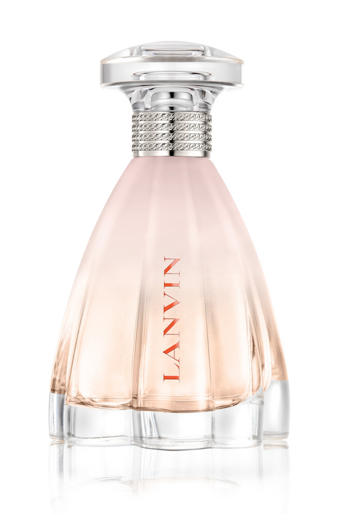LANVIN MODERN PRINCESS EAU SENSUELLE
Před dvěma roky jsme si zamilovali romantickou princeznu z módního domu Lanvin. Teď přichází, opět ve flakonu představující bohatou sukni, nová tvář. Smyslnější. Rafinovanější. Lehčí. Zatímco původní verzi nejvíce definuje jablko s červeným rybízem, Modern Princess Eau Sensuelle si pohrává s kontrasty pižma a růžového grapefruitu, kterému šťavnatá broskev dodává příjemně sladké tóny, aniž by výsledek působil jako růžový bonbon. Ideální k šatům i tričku a džínám.
LANVIN MODERN PRINCESS EAU SENSUELLE
Před dvěma roky jsme si zamilovali romantickou princeznu z módního domu Lanvin. Teď přichází, opět ve flakonu představující bohatou sukni, nová tvář. Smyslnější. Rafinovanější. Lehčí. Zatímco původní verzi nejvíce definuje jablko s červeným rybízem, Modern Princess Eau Sensuelle si pohrává s kontrasty pižma a růžového grapefruitu, kterému šťavnatá broskev dodává příjemně sladké tóny, aniž by výsledek působil jako růžový bonbon. Ideální k šatům i tričku a džínám.