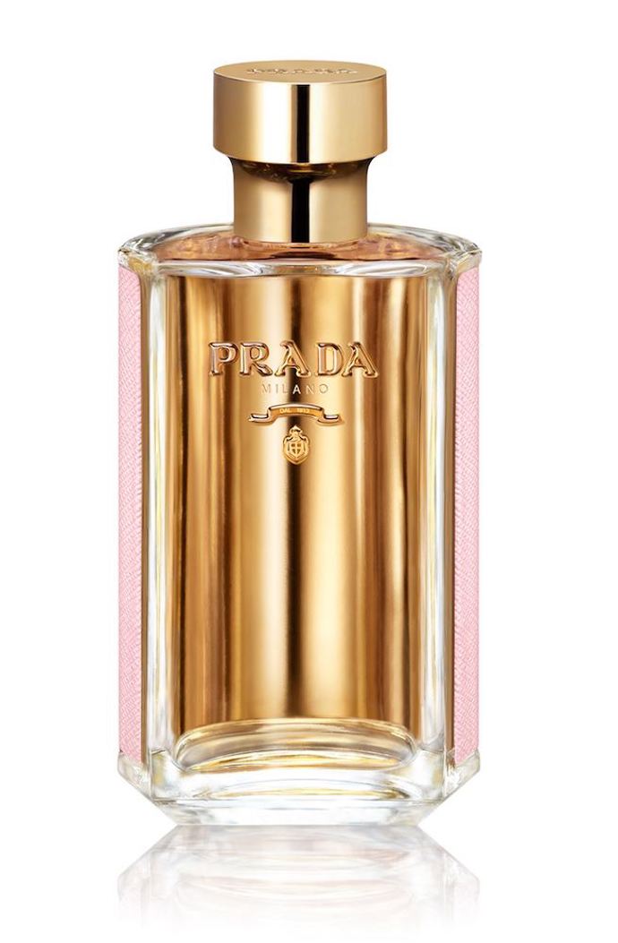 PRADA LA FEMME L'EAU
I Prada tuto sezonu představuje novou podobu úspěšného parfému La Femme. Krásný flakon se tentokrát halí do růžové kůže a také obsah lahvičky prošel proměnou. Daniela Andrier celou kompozici zjednodušila, aby maximálně vynikly bílé květy. Absence medových tónů vůbec nevadí, naopak. Lehké podtóny citrusů se na jaro hodí mnohem víc.
PRADA LA FEMME L'EAU
I Prada tuto sezonu představuje novou podobu úspěšného parfému La Femme. Krásný flakon se tentokrát halí do růžové kůže a také obsah lahvičky prošel proměnou. Daniela Andrier celou kompozici zjednodušila, aby maximálně vynikly bílé květy. Absence medových tónů vůbec nevadí, naopak. Lehké podtóny citrusů se na jaro hodí mnohem víc.